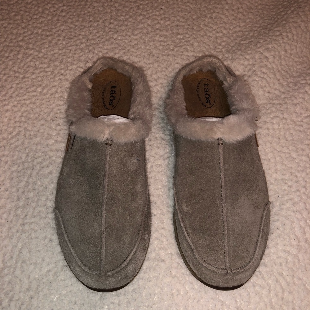 Taos Footwear Women's Taupe Suede Slip-On Slippers with Faux Fur Collar